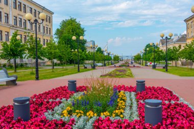 Sillamae 'de bir plaja giden basit bir Puiestee gezinti güvertesi..