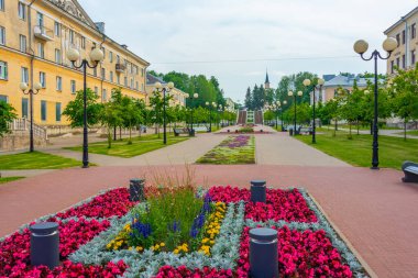 Sillamae 'de bir plaja giden basit bir Puiestee gezinti güvertesi..