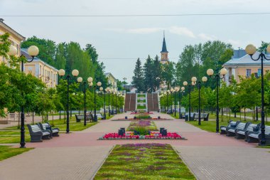 Sillamae 'de bir plaja giden basit bir Puiestee gezinti güvertesi..