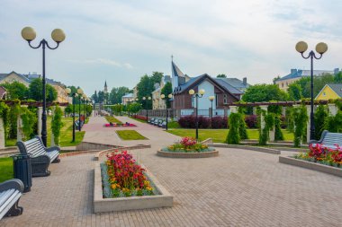 Sillamae 'de bir plaja giden basit bir Puiestee gezinti güvertesi..