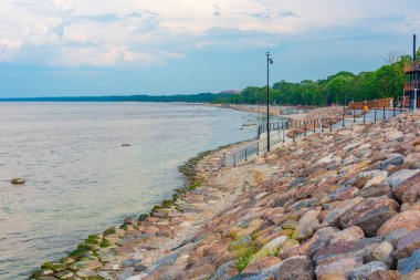 Estonya 'da Sillamae' de deniz kenarındaki gezinti manzarası