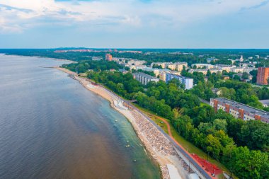 Estonya 'da Sillamae' de deniz kenarındaki gezinti manzarası