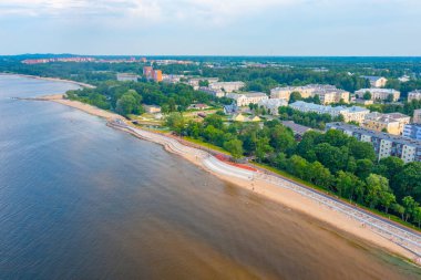 Estonya 'da Sillamae' de deniz kenarındaki gezinti manzarası