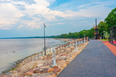 Estonya 'da Sillamae' de deniz kenarındaki gezinti manzarası