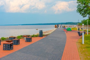 Estonya 'da Sillamae' de deniz kenarındaki gezinti manzarası