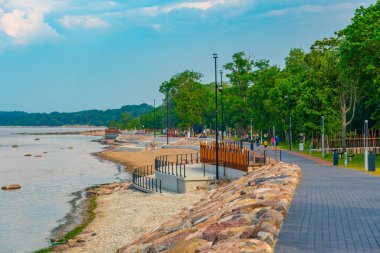 Estonya 'da Sillamae' de deniz kenarındaki gezinti manzarası