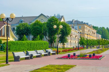 Sillamae 'de bir plaja giden basit bir Puiestee gezinti güvertesi..