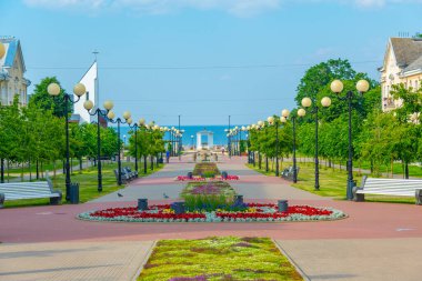 Sillamae 'de bir plaja giden basit bir Puiestee gezinti güvertesi..