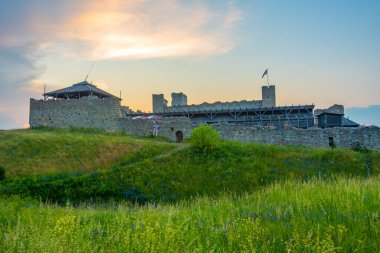 Estonya 'daki Rakvere Linnus kalesinin gün batımı manzarası.