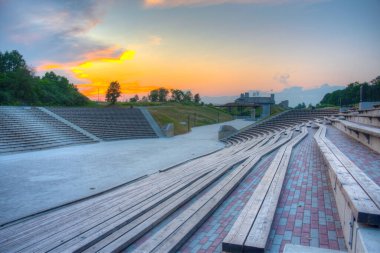 Estonya 'daki Rakvere şatosu ve kültürel etkinlikler için gün batımı manzarası.