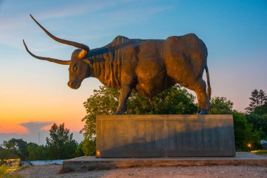 Estonya, Rakvere 'deki Aurochs Heykeli' nin gün batımı manzarası.