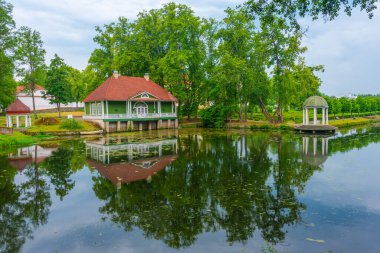 Estonya 'daki Palmse malikanesi suya yansıdı.
