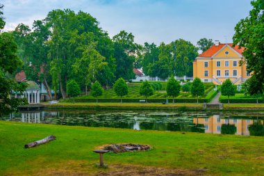Estonya 'daki Palmse malikanesi suya yansıdı.