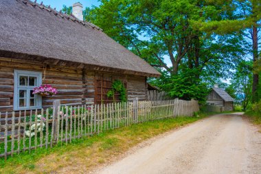 Estonya 'nın Altja köyündeki kereste evleri.