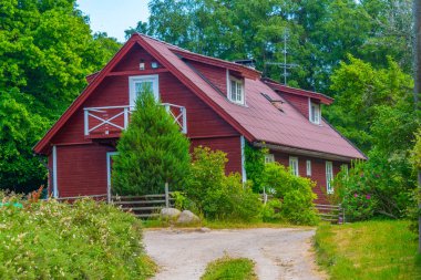 Estonya 'nın Altja köyündeki kereste evleri.