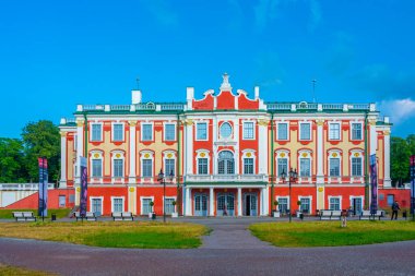 Kadriorg Sanat Müzesi ve Estonya 'nın başkenti Tallin' deki üst bahçe.