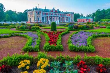 Kadriorg Sanat Müzesi ve Estonya 'nın başkenti Tallin' deki üst bahçe.