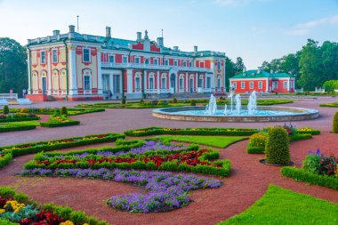 Kadriorg Sanat Müzesi ve Estonya 'nın başkenti Tallin' deki üst bahçe.