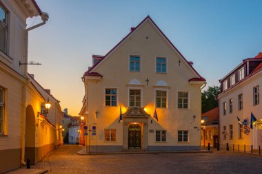 Tallin 'in eski bir kasabasında gün batımı manzarası.