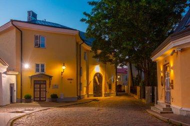 Tallin 'in eski bir kasabasında gün batımı manzarası.