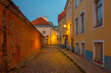 Tallin 'in eski bir kasabasında gün batımı manzarası.