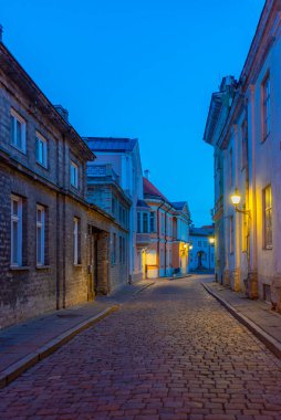Tallin 'in eski bir kasabasında gün batımı manzarası.