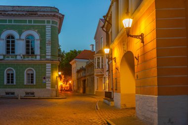 Tallin 'in eski bir kasabasında gün batımı manzarası.