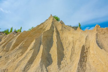 Estonya 'daki Rummu taş ocağında kumtaşı kayalıkları.