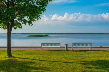Estonya 'nın Haapsalu kasabasında deniz kenarında gezinti..