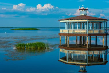 Estonya 'nın Haapsalu kentindeki beyaz pavyon.