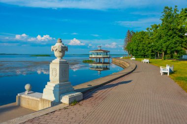 Estonya 'nın Haapsalu kentindeki beyaz pavyon.