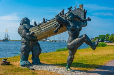 Estonya 'nın Kuressaare kasabasında Suur Toll ve Piret heykeli.