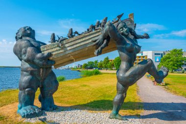 Estonya 'nın Kuressaare kasabasında Suur Toll ve Piret heykeli.
