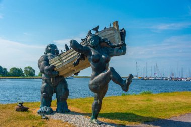 Estonya 'nın Kuressaare kasabasında Suur Toll ve Piret heykeli.