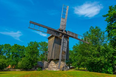 Estonya 'daki Mihkli çiftlik müzesindeki ahşap yel değirmeni..