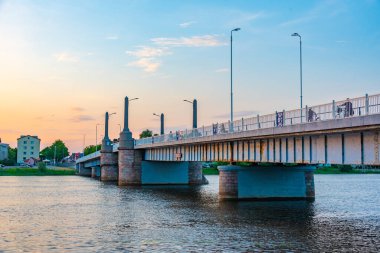 Estonya 'daki Parnu Nehri üzerindeki köprü.