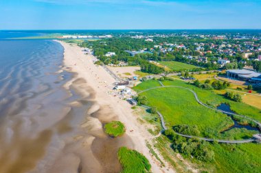 Estonya, Parnu 'da sahil manzarası ve kıyı otlağı yürüyüş parkuru..
