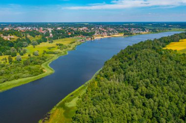 Güneşli bir günde Estonya 'daki Viljandi Gölü' nün havadan görünüşü.