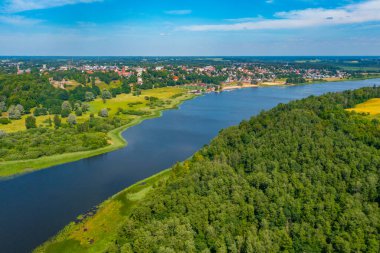 Güneşli bir günde Estonya 'daki Viljandi Gölü' nün havadan görünüşü.