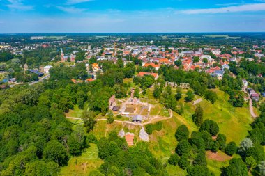 Estonya 'daki Viljandi Kalesi Harabelerinin Panorama Manzarası.