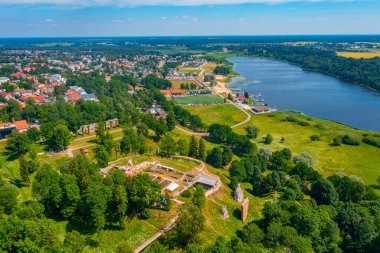 Estonya 'daki Viljandi Kalesi Harabelerinin Panorama Manzarası.