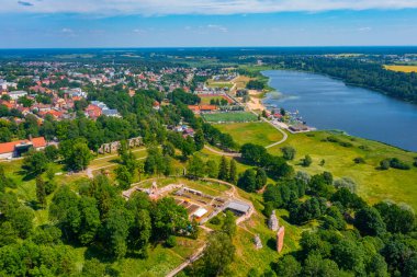 Estonya 'daki Viljandi Kalesi Harabelerinin Panorama Manzarası.