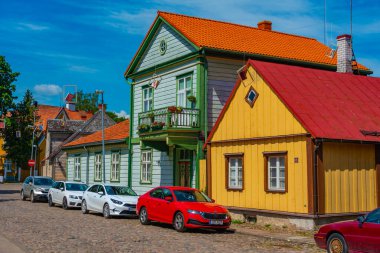 Estonya 'nın Viljandi kentindeki kereste evleri..