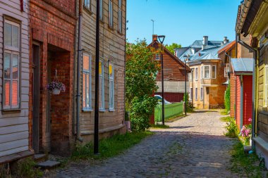 Estonya 'nın Viljandi kentindeki kereste evleri..