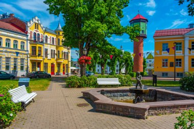Estonya 'nın merkezindeki Viljandi Meydanı' nda yaz günü.