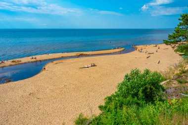 Letonya 'daki Saulkrasti beyaz kum tepesinde güneşli bir gün.