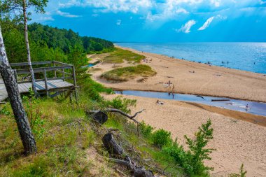 Letonya 'daki Saulkrasti beyaz kum tepesinde güneşli bir gün.