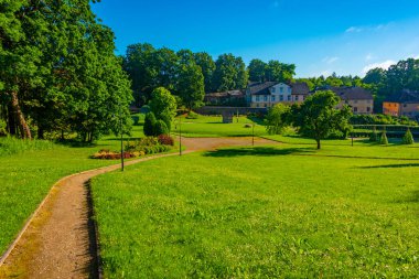 Letonya köyü Kandava 'nın merkezindeki yeşil park.