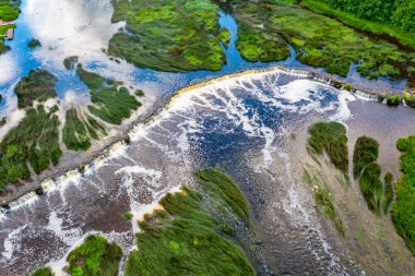 Letonya 'nın Kuldiga köyünde Venta şelalesi.