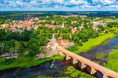 Letonya 'nın Kuldiga kentinin Panorama manzarası.